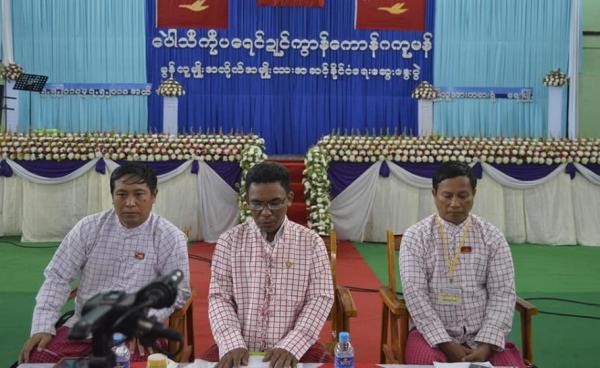 မွန်အမျိုးသားအဆင့်နိုင်ငံရေးဆွေးနွေးပွဲ ကျင်းပရေးကော်မတီ အတွင်းရေးမှူး မင်းအောင်ထူး(အလယ်လူ)-(မှတ်တမ်းပုံ)