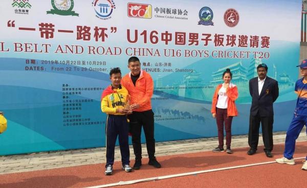 Inaugural Belt and Road China U16 Boy’s Cricket T20 2019, Shandong, China. ပြိုင်ပွဲမှာ အကောင်းဆုံးကစားသမားဆု(၂) ဆုရရှိခဲ့တဲ့ ကယားပြည်နယ်၊ ဖရူဆိုမြို့နယ်မှ မောင်ခရစ်တိုဖာ တွေ့ရစဉ်။ (ဓါတ်ပုံ – San Nyo Nyo facebook)