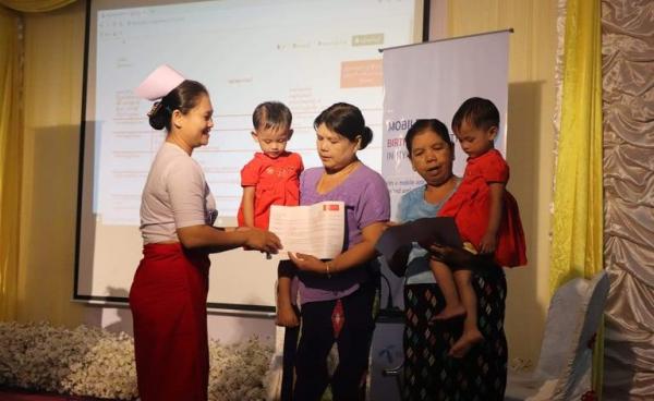 Issuing an immediate birth certificate at the ceremony (photo:MNA)