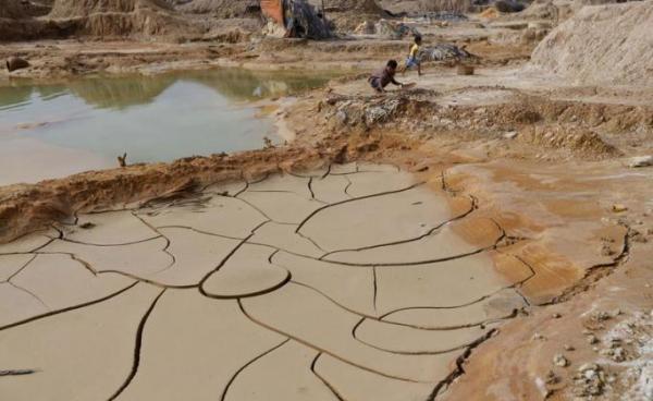 Children collecting sulphur sand to make copper at the copper mine waste dump in Sarlingyi township in Monywa, Sagaing Division, Myanmar. Photo: Nyein Chan Naing/EPA