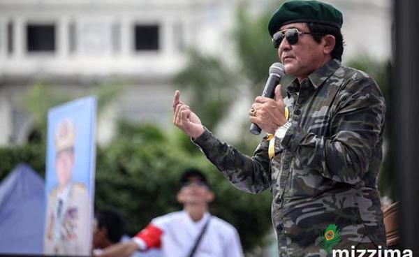 Former member of the upper house of parliament Hla Swe speaks during a rally to denounce the US sanctions imposed on senior Myanmar military officials, in Yangon on 03 August, 2019. Photo: Thura/Mizzima