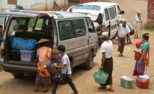 Namtu Township Committee for Assisting Refugees helps displaced families from Hsaik Hkawng Village Group to return home. (Photo – Sai Ba Nyan)