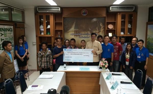 Photo by SHAN: Migrant representatives receive cheque from the Chiang Mai province governor Pawin Chamniprasart at Chiang Mai provincial hall.