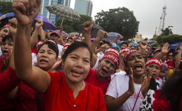 Thousands gather in downtown Yangon on Wednesday morning to show their support for the Charter Amendment Committee’s report. / Aung Kyaw Htet / The Irrawaddy