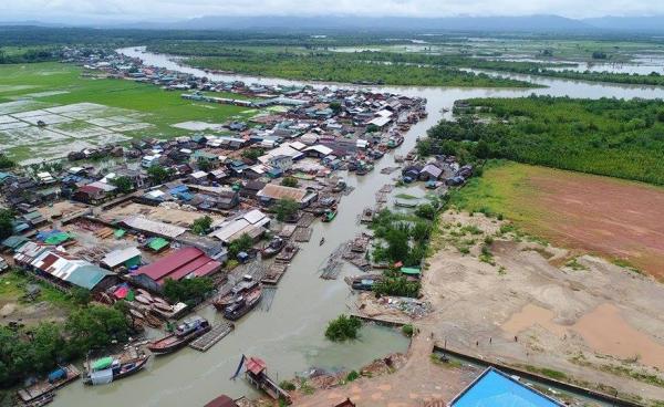 Migrants workers working for fishing rafts in Ah-Baw-Tan village (photo:Aung Naing Win)