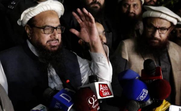 (File) Hafiz Saeed (L), the founder of banned Islamic charity Jamat ud Dawa (JuD), speaks to journalists after the government placed him under house arrest, in Lahore, Pakistan, 30 January 2017. Photo: EPA 