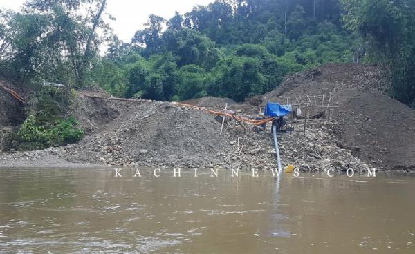 ၂၀၂၁ ခုနှစ်တွင် ဖုန်အိန်ယာန် ကျေးရွာအနီးတဝိုက်ရွှေတူးဖော်နေသည့် မြင်ကွင်းနေရာ