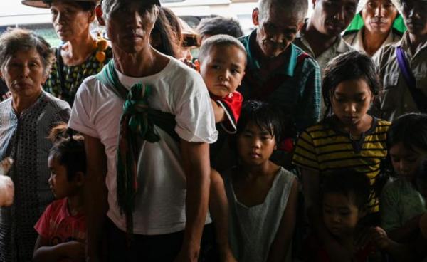 This photo taken on August 25, 2019 shows people, affected by clashes between the military and ethnic rebel groups, waiting to receive supplies from local civil society organisations in Man Lwal village, outside Kutkai in Shan State. Photo: Ye Aung Thu/AFP