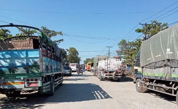 Vehicles trapped on the Sittwe-Ponnagyun road on November 11.