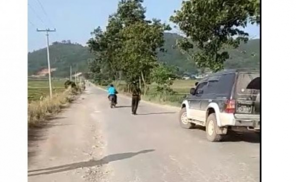 Local travellers halted their vehicles after an unknown armed group shot fire at the Tatmadaw and Hseng Keow People’s Militia on a bridge between Hseng Hkawng and Sal Lant villages in Muse Township were disarming two bombs