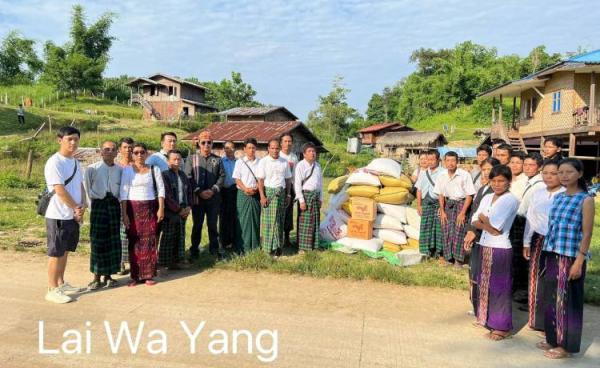 JHG - ကြွက်ဘေးကြောင့် ဒုက္ခရောက်နေသူများအား သွားရောက်ကူညီစဉ်။