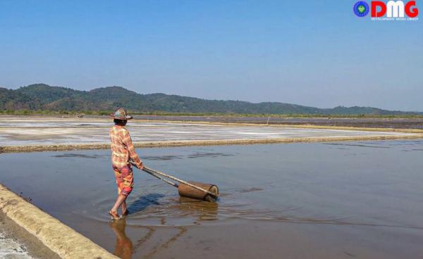 ကျောက်ဖြူမြို့နယ်မှ ဆားလုပ်ငန်းခွင် တစ်နေရာ။