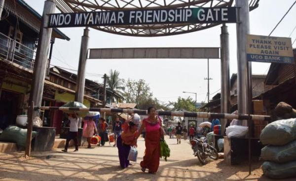 People carry goods from Myanmar and enter India through Indo-Myanmar Friendship Gate at Moreh, some 120 kms from Imphal, the capital city of Manipur state. Photo: AFP