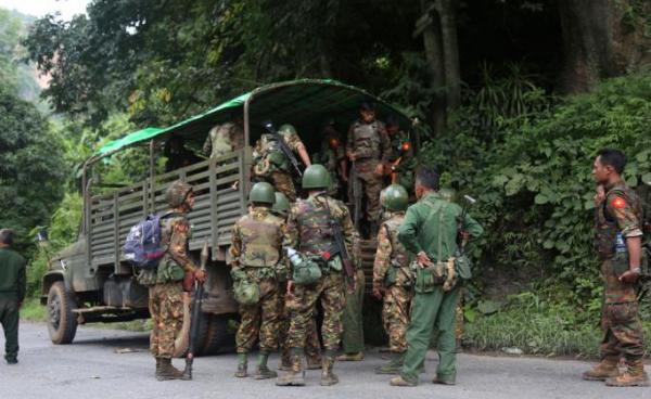 Military personnel arrive at the Gote Twin valley bridge after an attack by armed ethnic insurgents near Naung Cho township, Shan State, Myanmar, 15 August 2019. Photo: Kaung Zaw Hein/EPA 