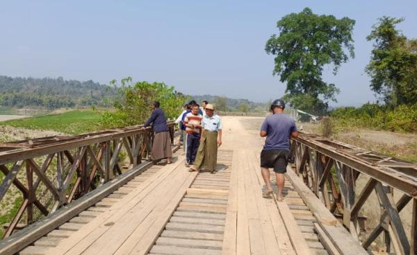 ဓါတ်ပုံ (ပုံဟောင်း) - ခန္တီး - ဟုမ္မလင်း လမ်းပေါ်ရှိ  မိုင်းနောင်တံတားပေါ်တွင် တွေ့ရသည့် မြို့နယ် စီမံအုပ်ချုပ်ရေးအဖွဲ့ဝင်များ