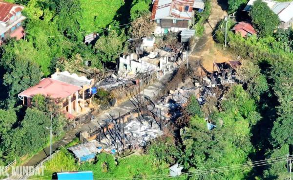 မင်းတပ်မြို့ရှိလူနေအိမ်ကို အောက်တိုဘာလအတွင်း စစ်ကောင်စီက မီးရှို့ဖျက်ဆီးစဥ်။  ဓါတ်ပုံ - HKL ။