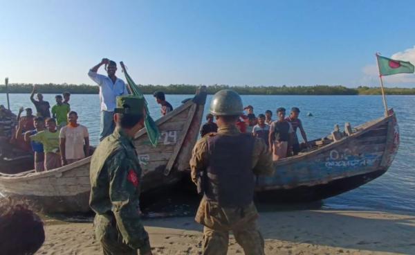 နိုဝင်ဘာလ ၇ ရက်နေ့က ပြန်လည် လွတ်မြောက်လာကြသည့် ဘင်္ဂလားဒေ့ရှ် ငါးဖမ်းသမားများ။   ဓာတ်ပုံ - Dhaka Tribune