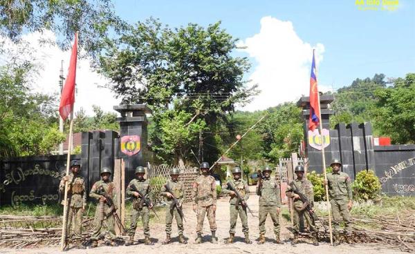 ပုံစာ - အမ်းမြို့နယ်ရှိ ကုတင် (၃၀၀) ဆံ့ စစ်ဆေးရုံကို သိမ်းပိုက်ပြီးနောက် တွေ့ရသော AA တပ်ဖွဲ့ဝင်များ။