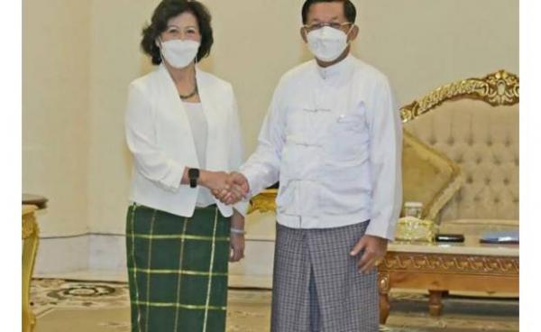 This handout from Myanmar's military information team taken and released on August 17, 2022 show Myanmar's armed forces chief Senior General Min Aung Hlaing (R) shaking hands with United Nations Special Envoy on Myanmar Noeleen Heyzer in Naypyidaw. Photo: Myanmar's Military Information Team / AFP