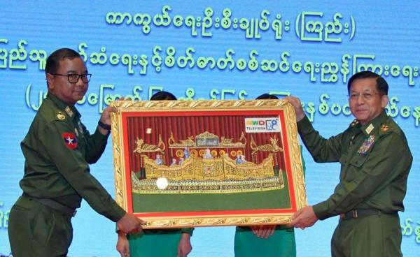 စစ်ကောင်စီအာဘော် မြဝတီရုပ်သံ ၂၈ နှစ်ပြည့်အခမ်းအနားတွင် တွေ့ရသော စစ်ခေါင်းဆောင် ဗိုလ်ချုပ်မှူးကြီး မင်းအောင်လှိုင်နှင့် ဗိုလ်ချုပ် ဇော်မင်းထွန်း။ (ဓာတ်ပုံ - cincds)