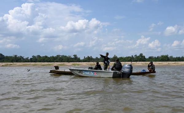 This photo taken May 23, 2019 shows Thai navy personnel inspecting the boat of a fisherman during a patrol along the Mekong river bordering Thailand and Laos in Tha Utain, Nakhon Phanom province. Photo: Aidan Jones/AFP