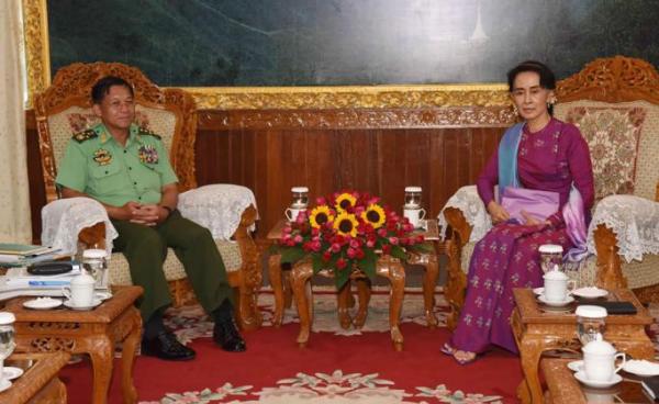 This handout photo released by Myanmar's State Counsellor's Office on August 9, 2016 and taken on August 8 shows Myanmar State Counsellor and Foreign Minister Aung San Suu Kyi (R) and military chief, Senior General Min Aung Hlaing (L), meeting in Naypyidaw. Photo: AFP