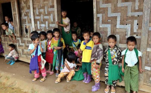 Children look from a learning facility in the Nhkawng Pa Internally Displaced People (IDP) camp, Kachin State, Myanmar, 19 September 2012. Photo: EPA