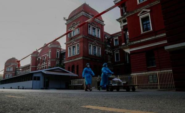 Staff members push a food trolley to deliver breakfast at the Yangon General Hospital, in Yangon, Myanmar, 24 January 2021. Photo: EPA