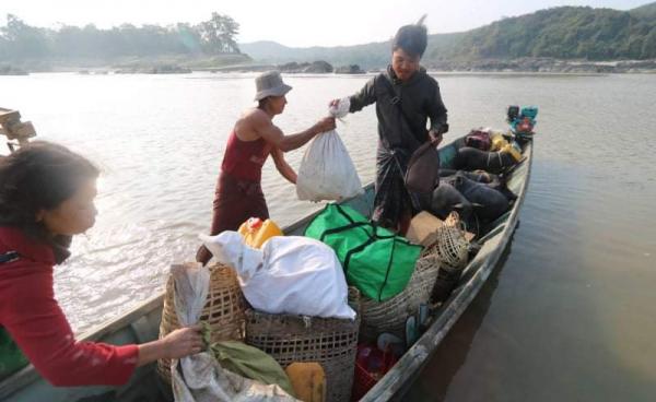 ဓါတ်ပုံ - ယနေ့နံနက်ပိုင်းက စစ်ရှောင်လာခဲ့သည့် မလိဇွပ်ရွာသူ/သားများ