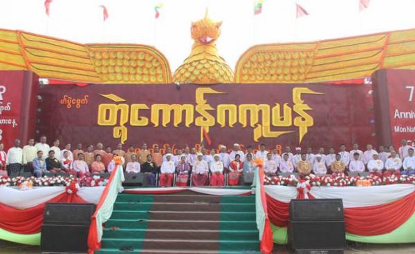 Union Minister Nai Thet Lwin and officials pose for a group photo at the 73rd Anniversary of Mon National Day in Mawlamyaing yesterday. Photo: MNA