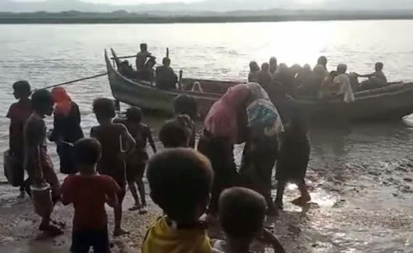 Muslim residents from Thabeik Taung (North) Village flee their homes on September 23.