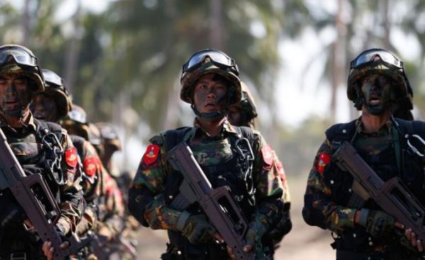 Commando soldiers stand ready for a drill on the second day of the 'Sin Phyu Shin' joint military exercises in the Ayeyarwaddy delta region, Myanmar, 03 February 2018. Photo: EPA