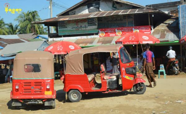 ဘူးသီးတောင်မြို့တွင်ပြေးဆွဲနေသည့် အိန္ဒိယသုံးဘီးဆိုင်ကယ်အချို့အားတွေ့ရစဉ်။