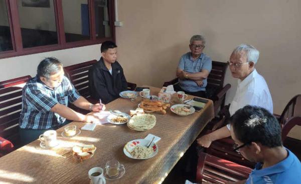 The KNU Battalion 6 Chairperson meeting with the NMSP liaison office on October 18th, 2019 (photo: MNA)