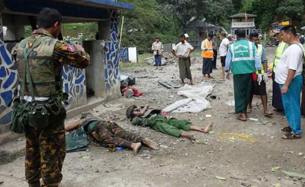 People look at bodies lying on the ground in the compound of the Gote Twin police station in Shan State on August 15, 2019, after it was attacked by ethnic rebel groups. Photo: AFP