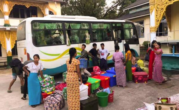 ပုလဲရတနာဘကကျောင်းတွင် ကျောင်းတက်ရန်ရောက်ရှိလာသည့် ကျောင်းသားများကိုတွေ့ရစဉ်