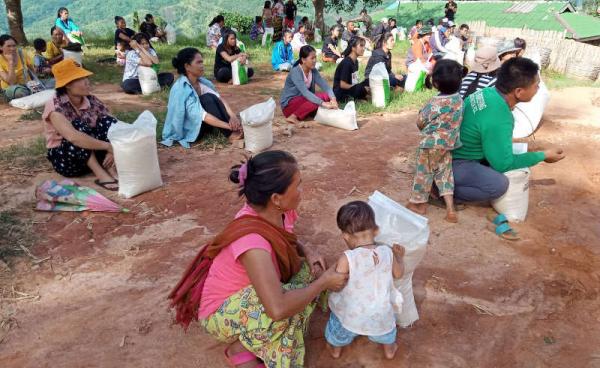 Refugees at Loi Kaw Wan IDP campRefugees at Loi Kaw Wan IDP camp