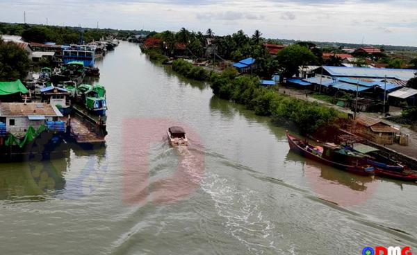 Boats moored at Setyoekya Creek in Sittwe.