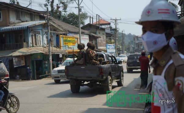 ဖာကန့်မြို့ပေါ်တွင် ကင်းလှည့်နေသည့် စစ်ကောင်စီတပ်သားများ။ ပုံဟောင်းဖြစ်ပါသည်။