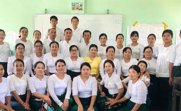 စစ်တွေမြို့တွင် သင်တန်းလာတက်သည့် ဆရာ၊ ဆရာမတချို့အား တွေ့ရစဉ်။ ဓာတ်ပုံ - CJ