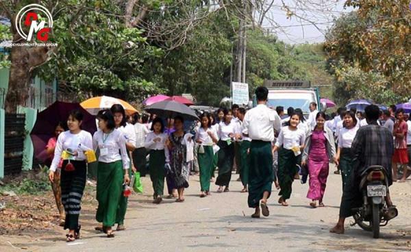 စစ်တွေမြို့တွင် ၂၀၂၂-၂၀၂၃ ပညာနှစ်အတွင်း စာမေးပွဲဖြေဆိုပြီး ပြန်လာသည့် ကျောင်းသား/ သူများအား တွေ့ရစဉ်။