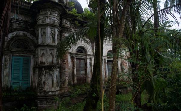 The run down Jama mosque, a center of Islamic worship in Sittwe built 1859 is seen with overgrowth of vegetation after it was permanently closed in 2012 following deadly clashes with Muslims and Buddhists. Photo: AFP