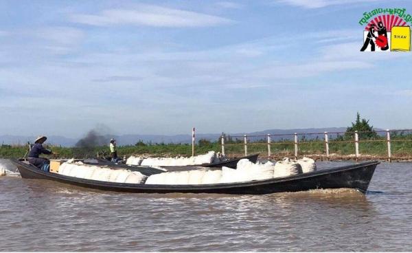 Tomatoes carry boat in Inle LakeTomatoes carry boat in Inle Lake