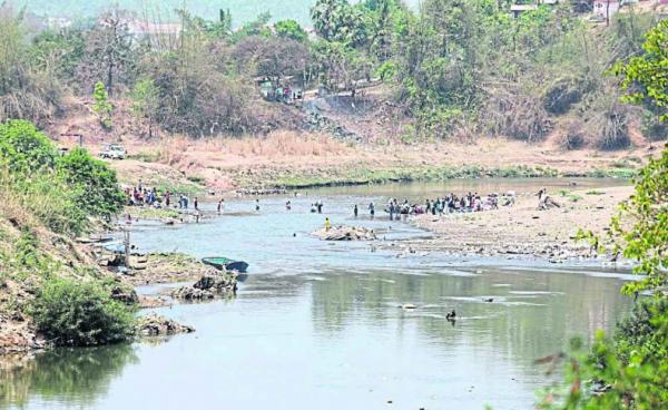 တိုက်ပွဲများကြောင့် ထိုင်းနိုင်ငံထဲသို့ ဝင်ရောက်တိမ်းရှောင်ခဲ့ကြသည့် ဒုက္ခသည်များ ဧပြီလ ၂၄ ရက်နေ့က မြန်မာနိုင်ငံ မြဝတီဘက်ခြမ်းသို့ ပြန်လည်ဝင်ရောက်နေကြသည်ကို တွေ့ရစဉ်။ ဓာတ်ပုံ - Maesod Radio Thailand)