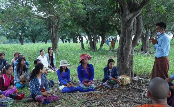 အင်းတော်ကြီးရွှေမဉ္ဇူရေလည်ဘုရားအနီးတွင် စည်းဝေးနေကြစဉ်