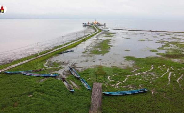 ရေခမ်းခြောက်နေသည့် ဘုရားသွားသည့်စက်လှေဆိပ်