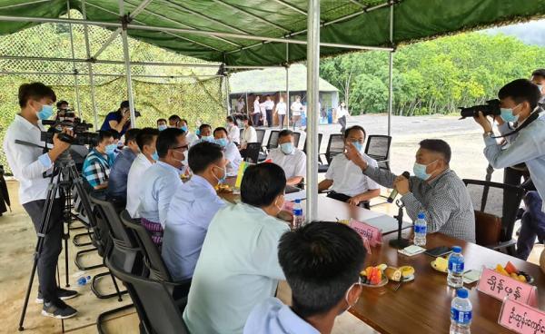 Two State representatives discuss for reopening the China Burma border Photo Sayar Soe abnTwo State representatives discuss for reopening the China Burma border ( Photo : Sayar Soe abn) 