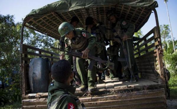 (File) Myanmar soldiers arrive as they bring the residents displaced from the conflict between a group of armed Muslim militants and government troops, to take refuge at a Buddhist monastery in Maungdaw located in Rakhine State near the Bangladesh border on October 15, 2016. Photo: Ye Aung Thu/AFP