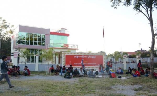 Youth demonstrators seen in front of NLD Head Office in Loikaw (Photo: KT/Facebook)