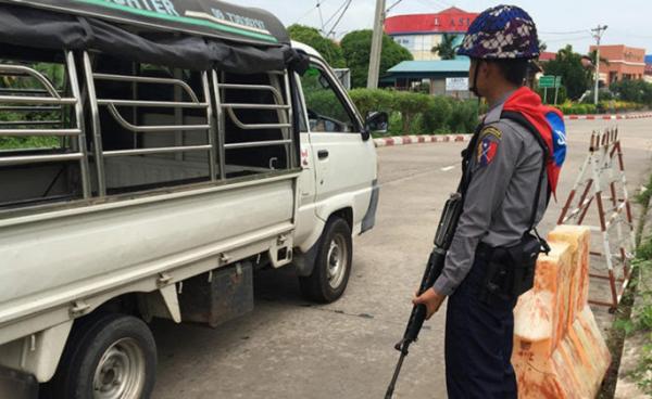 The Irrawaddy /Security personnel stand guard at an intersection in Naypyitaw on 19 Sept 19